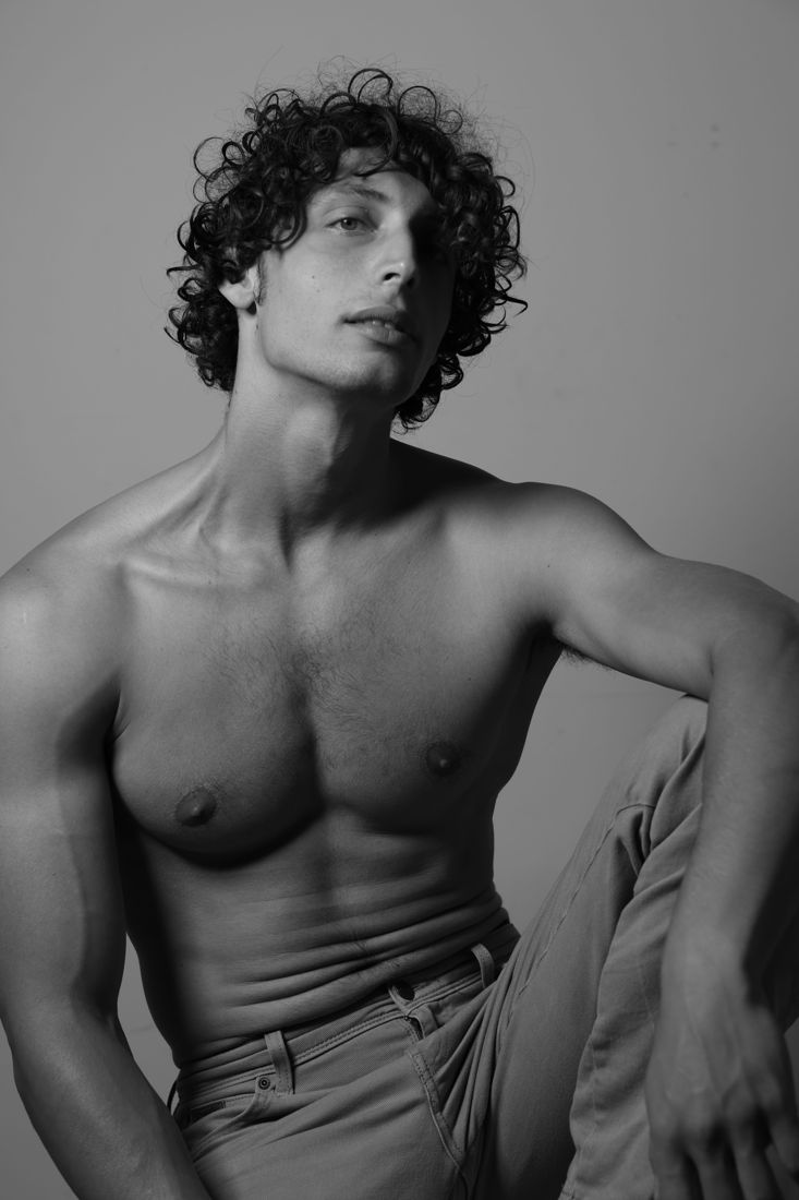 Seated physique, black and white